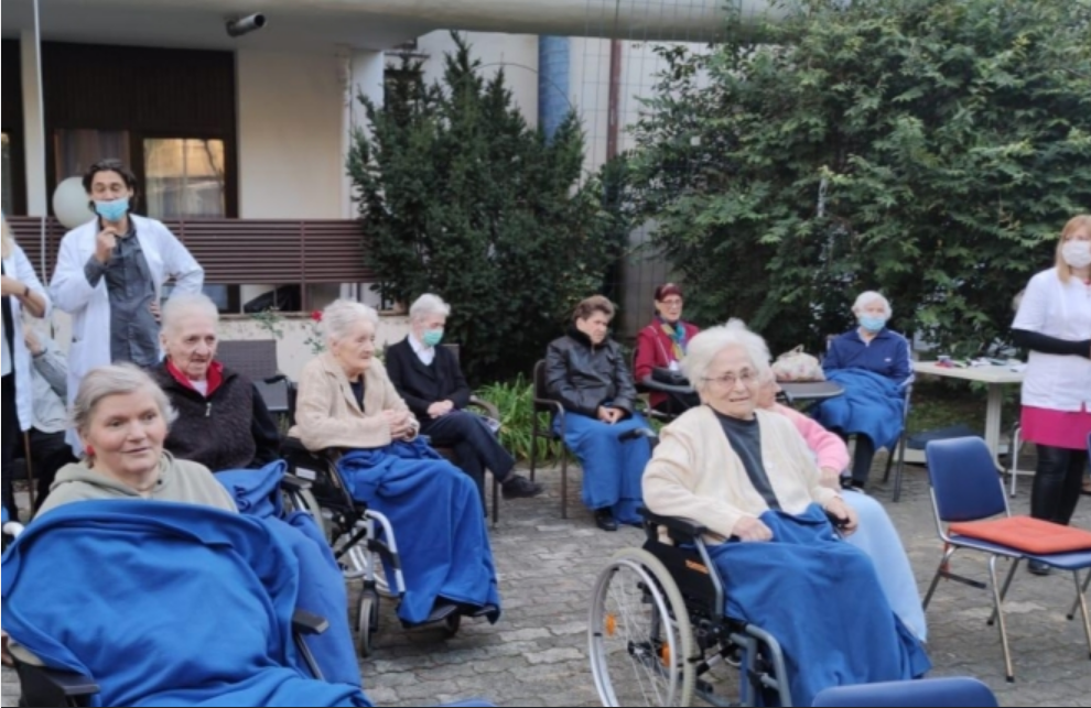 DOBRE VIJESTI ZA STARIJE: Od danas su omogućene posjete korisnicima domova, no uz određena ograničenja
