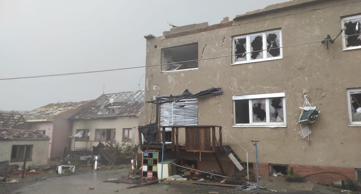 (FOTO, VIDEO) NEVRIJEME I TORNADO SRAVNILI SA ZEMLJOM DIJELOVE ČEŠKE