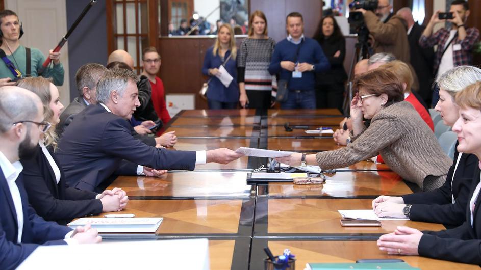 Škoro predao 70.000 potpisa: 'Nema vremena za drugi krug'