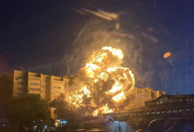 KATASTROFA U RUSIJI: NA STAMBENU ZGRADU SRUŠIO SE VOJNI AVION! Golemi plamen proždire objekt, suklja gusti crni dim