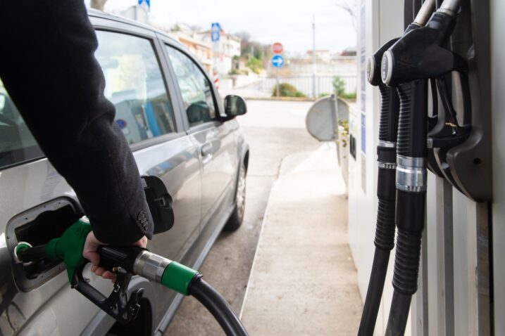 Ekstrazarada. Distributeri kupuju gorivo od nafte kupljeno prije 45 dana, kad je barel bio 60 dolara