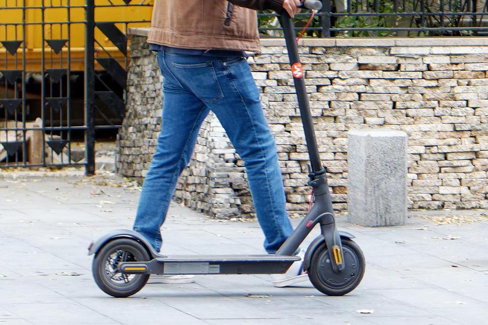 NESREĆA NA TRGU BANA JELAČIĆA: Vozeći električni romobil, 81-godišnjak pao i teško se ozlijedio