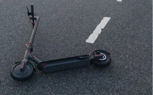 Teška nesreća u Primoštenu: Maloljetnik na romobilu pretrpio teške ozljede zbog neprilagođene brzine