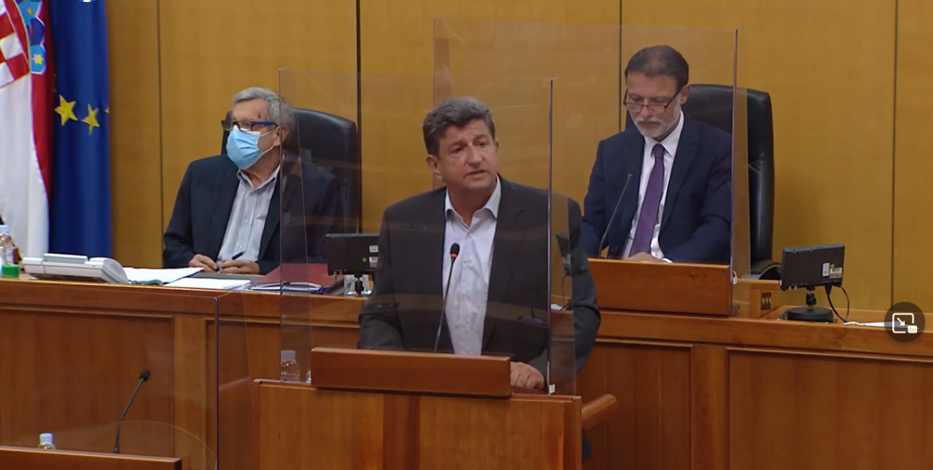 Željko Sačić iz redova Hrvatskih suverenista upozorava na kršenje ustavnih i akademskih prava na iznošenje utemeljenog javnog mišljenja dekana Medicinskog fakulteta u Puli,  profesora Pavelića