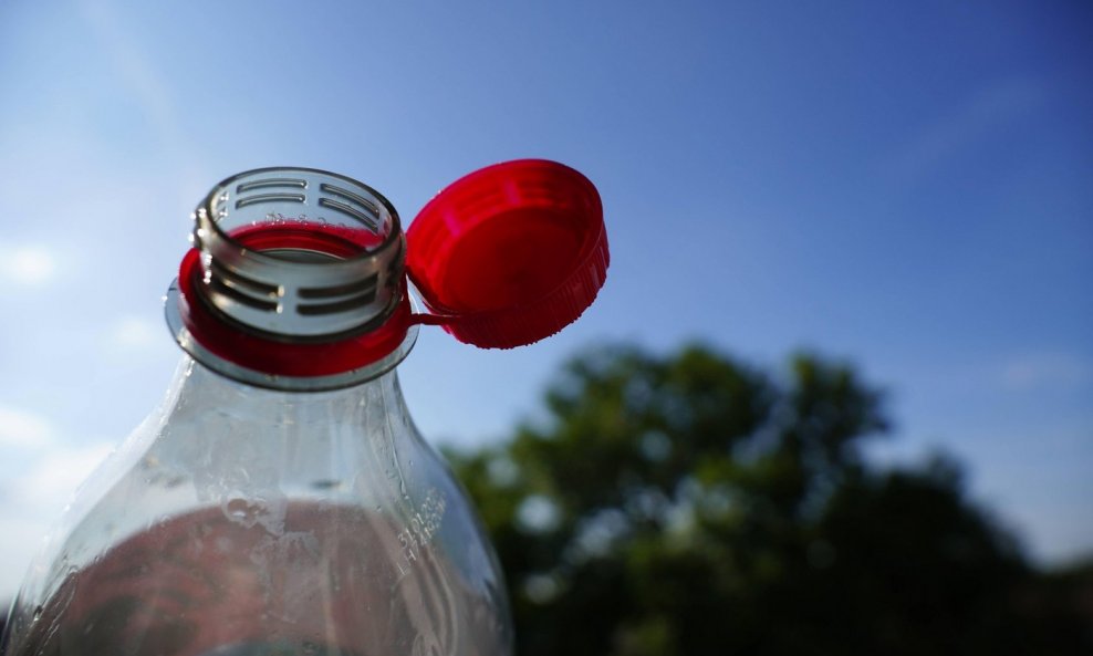 IZLUĐUJUĆA DIREKTIVA   Ovo je razlog zbog kojeg su nam nametnuli iritantne čepove koji se ne mogu odvojiti