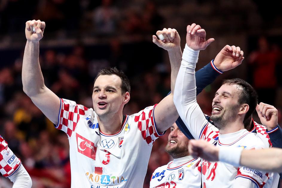 Ja sam Oče Hercegovac i hrvatskog sam roda, a mi smo narod jedan, jer krv Oče nije voda!