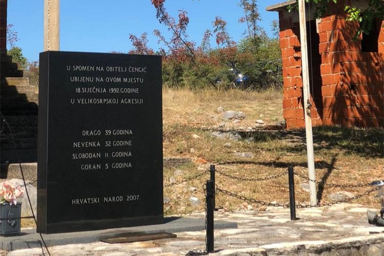 Ministar Medved odao počast ubijenoj obitelji Čengić u Erveniku