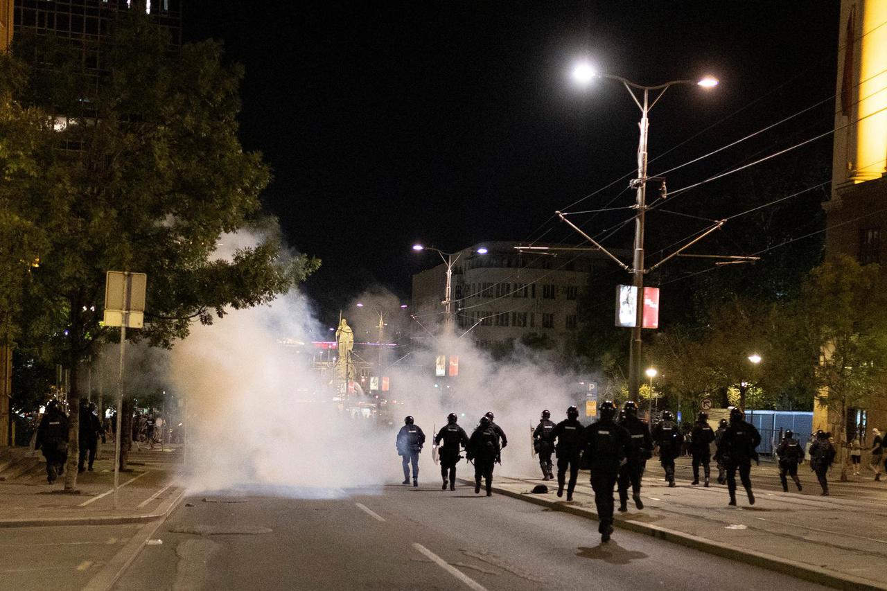 Eskalacija prosvjeda u Srbiji: Tučnjave i salve suzavca, deseci ozlijeđenih, uhićen i Hrvat (23)