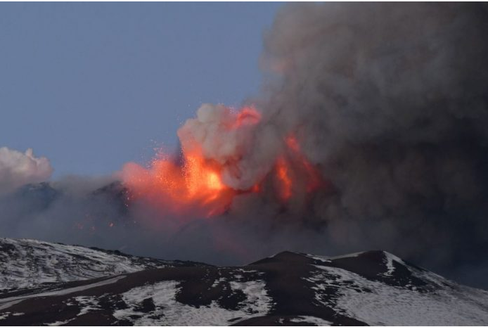 Etna izbacuje rijeke lave i gradove zasipa kamenjem
