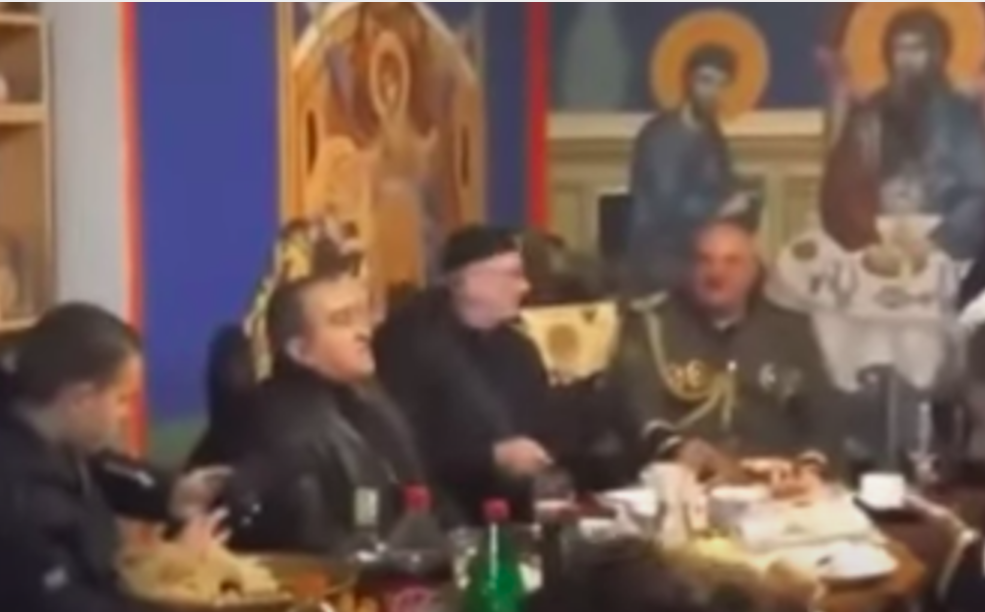 (VIDEO) ‘OJ ČETNICI RAVNE GORE ZBIJAJTE SE U REDOVE’ To se pjevalo u manastiru kod Srebrenice, sramotni ‘dernek’ blizu mjesta genocida