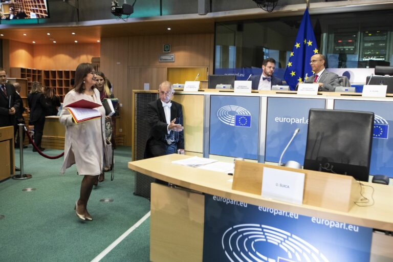 Najava rasta plaća EU dužnosnika u skladu s inflacijom podigla veliku buru. Provjerili smo u Bruxellesu o čemu se radi