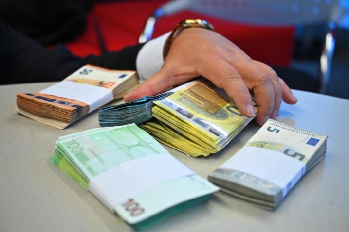 Pogledajte koliki su dobit i prosječna plaća u državnom, a koliko u privatnom sektoru