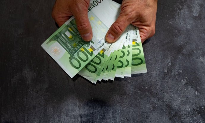 DRŽAVNE FIRME  Evo kolike božićnice će dobiti zaposleni u HEP-u, HŽ-u, autocestama, pošti...