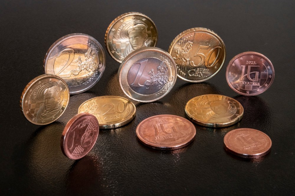 STIŽE EURO  Sve je spremno za uvođenje eura, Plenković otkrio tko će prvi podignuti eure na bankomatu