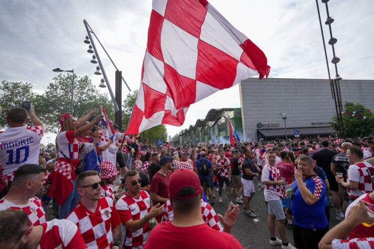 Idete na Euro? Pripazite, na snazi su stroga pravila. Njemci će provjeravati dresove, pet tisuća eura kazne za kopije!