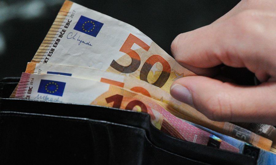UVOĐENJE EURA  Kreće predopskrba eurima, u Hrvatsku stiže nevjerojatnih 350 tona novčanica koje ćemo posuditi iz Europe