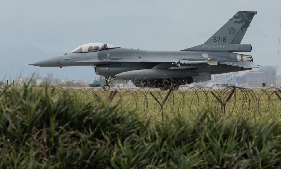 Amerikanci šalju Ukrajincima klizne bombe za F-16, evo čemu će poslužiti
