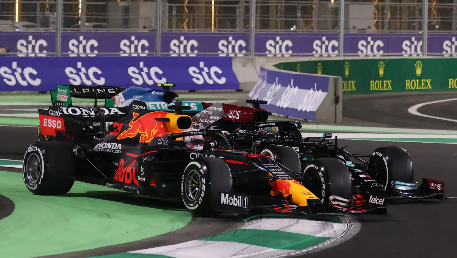 Kaos u Saudijskoj Arabiji: Max i Hamilton se sudarili, Lewis slavio u nevjerojatnoj ludnici!