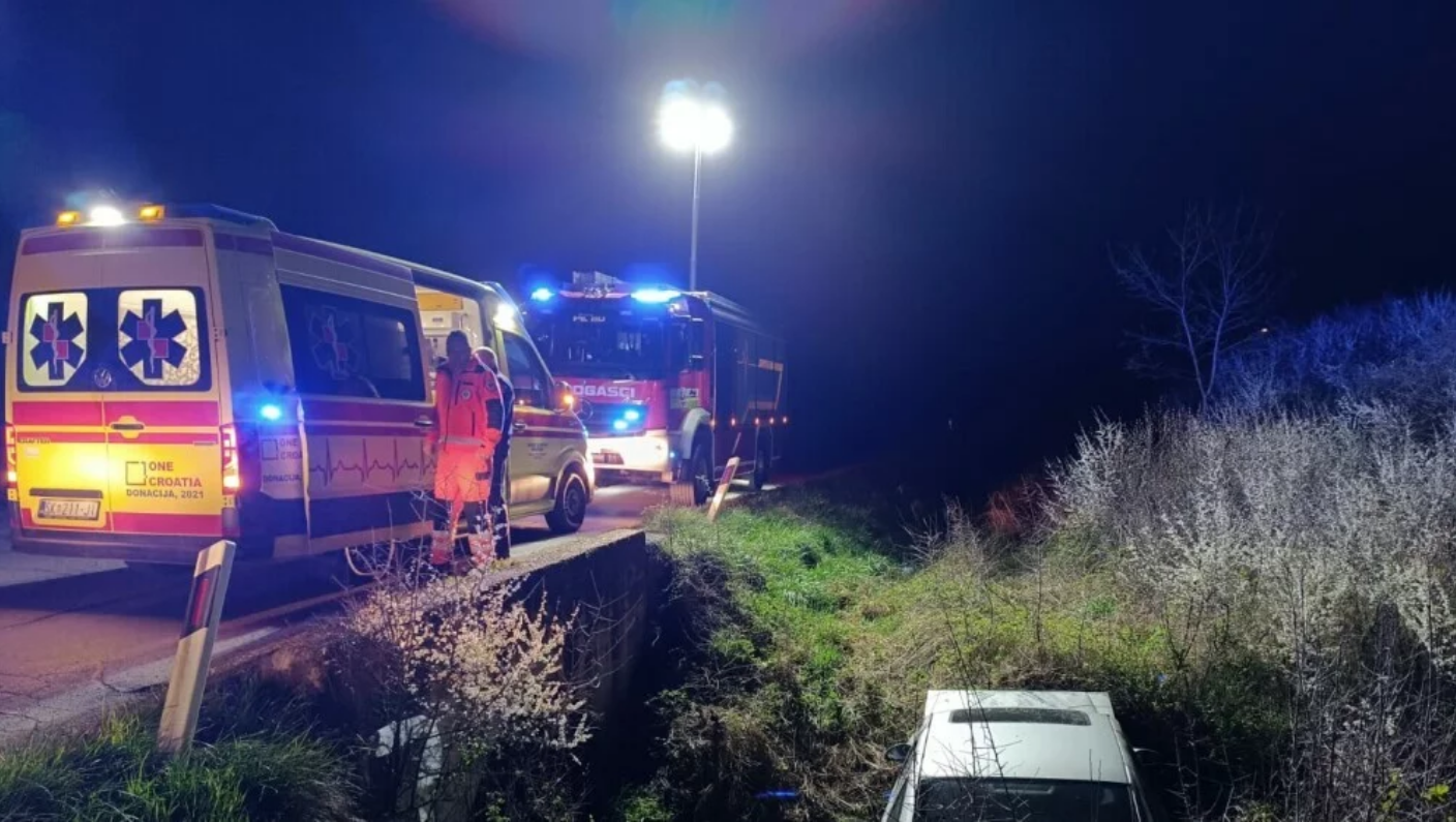 Prometna nesreća u Perinji: Teško ozlijeđen vozač nakon što je automobil završio u kanalu