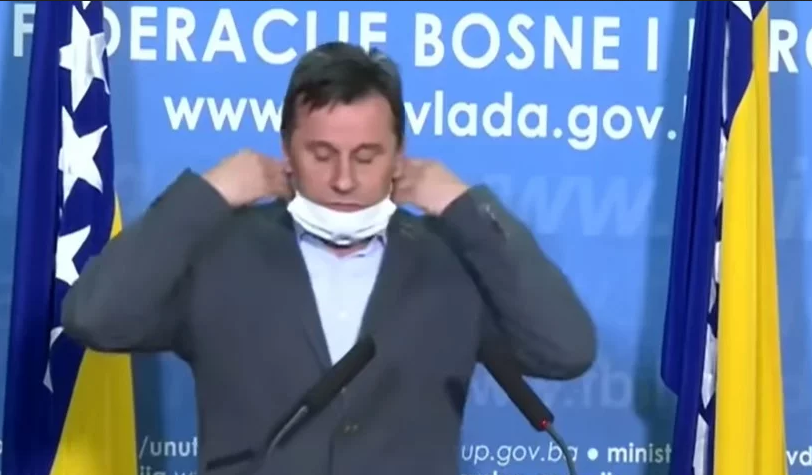 VIDEO Premijer Federacije BiH propisno se osramotio pri pokušaju stavljanja zaštitne maske