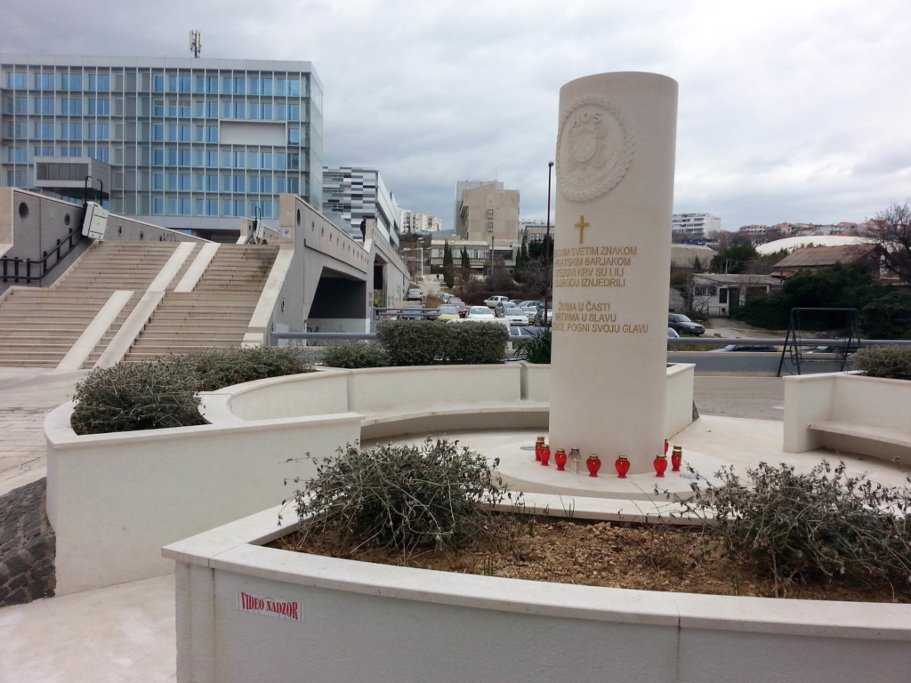 Novi skandal Pupovčevih Novosti: Spomenik HOS-a u Splitu nazvali fašističkim s uklesanim nacističkim pozdravom