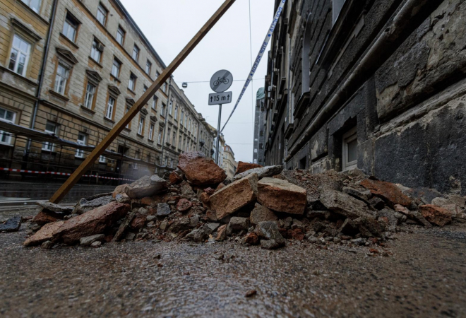 UŽAS U HRVATSKOJ, KOMAD FASADE PAO U KOLICA S BEBOM! Majka plakala u šoku: ‘Jučer je bilo moje dijete, sutra može biti tuđe’