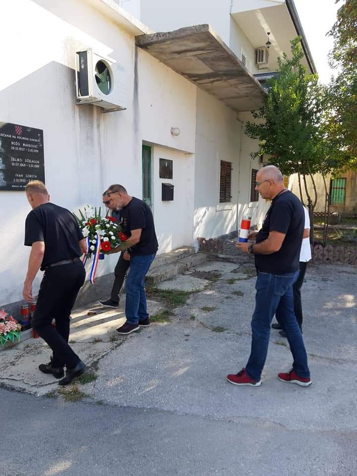 U Unešiću kod spomen ploče odana počast herojima Domovinskog rata Boži Markoviću, Željku Đelaliji i Ivanu Goreti