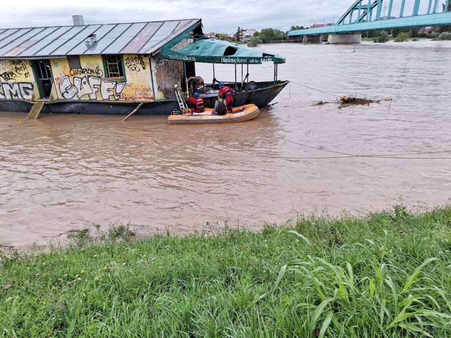 Za ne povjerovati! Dvojac odlučio prenoćiti na splavi na Savi, morali ih spašavati vatrogasc