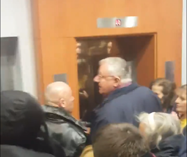 ŠEŠELJ naredio, “izbacite ih napolje”: “OVO JE KONTINUITET POLITIKE SRBIJE U RATOVIMA”