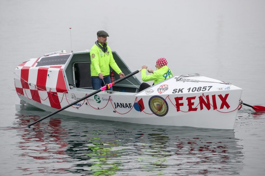 Porinut čamac Fenix kojim će dvojica časnika veslati preko Atlantskog oceana