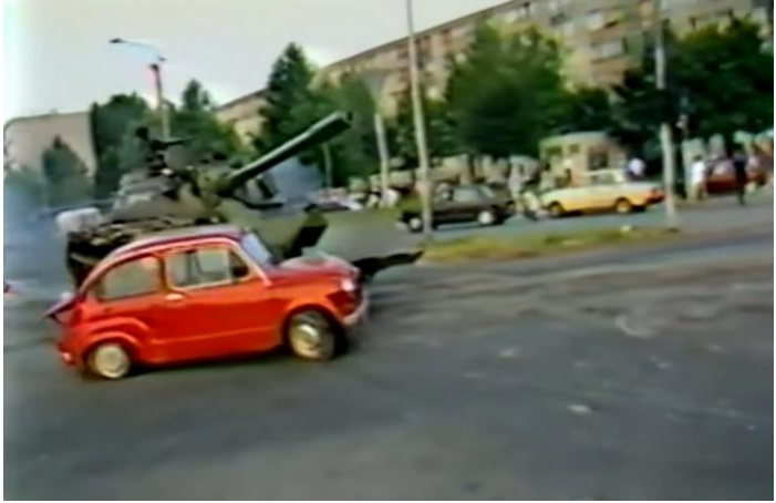 27. lipnja 1991. uništen crveni fićo u Osijeku: Ratna snimka koja je obišla svijet!