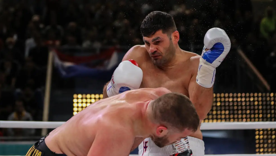 Hrgović triput rušio Ahmatovića i pobijedio nokautom u 3. rundi