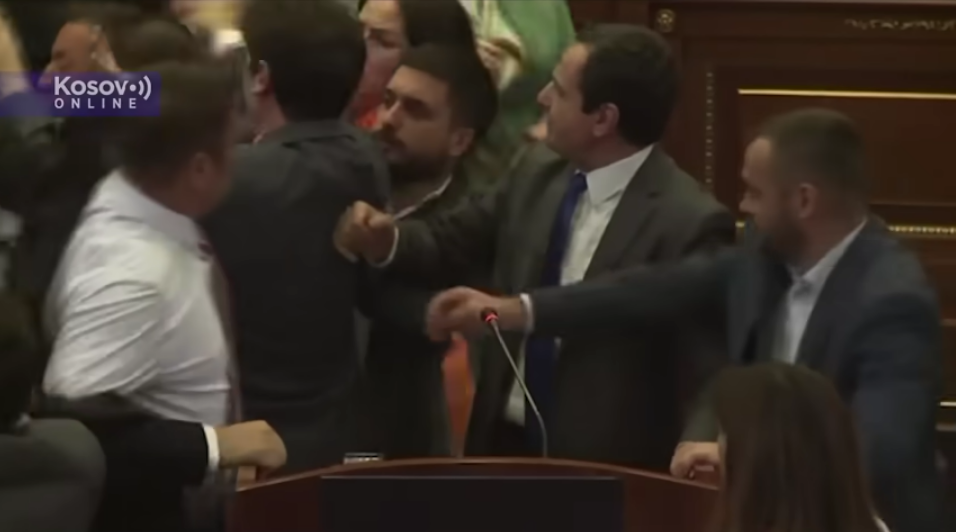 Tučnjava u kosovskom parlamentu: Oporbeni zastupnik polio premijera vodom nakon napetih rasprava