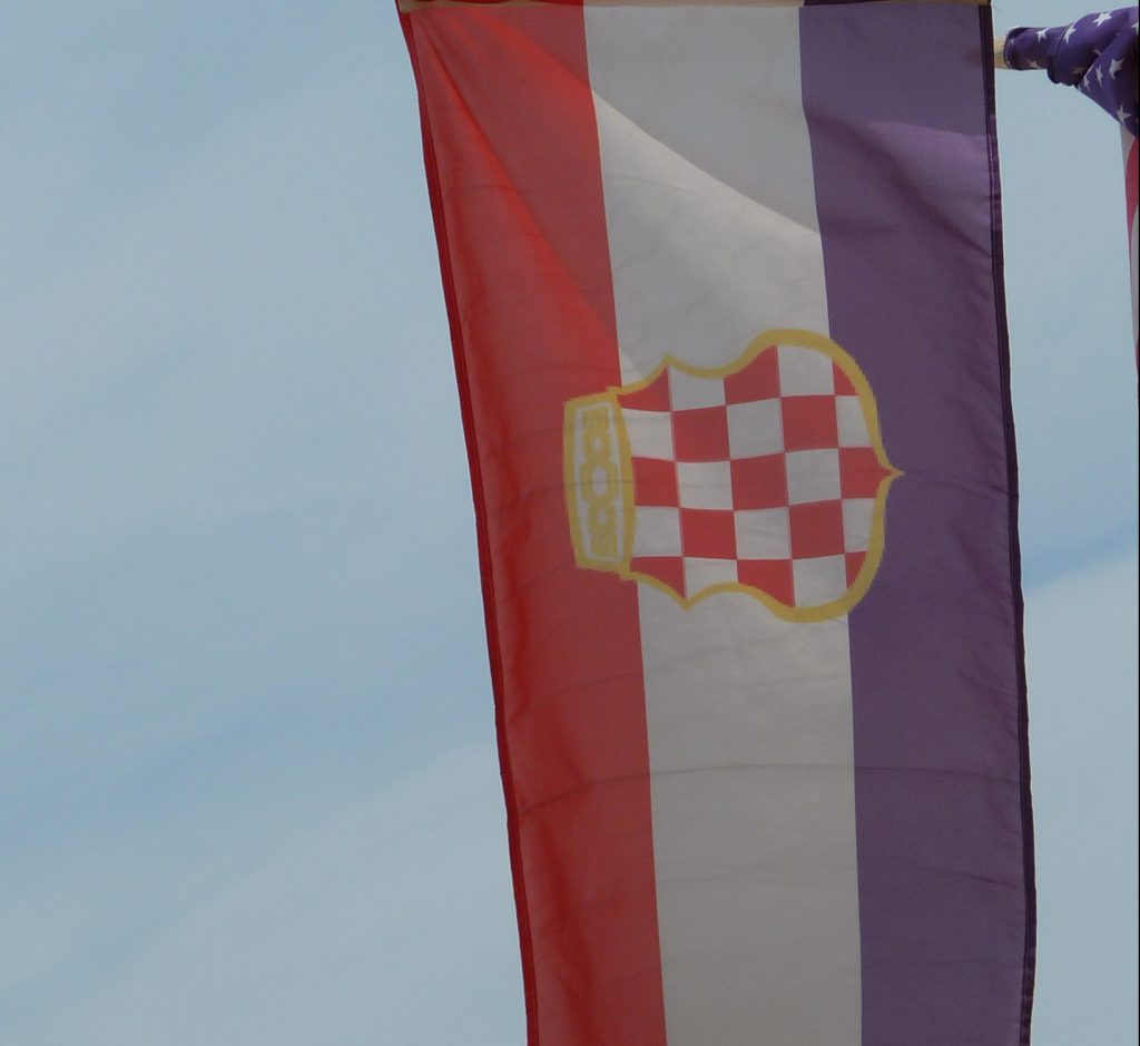 U središnjoj BiH srušena zastava Herceg-Bosne pored spomenika civilnim i vojnim žrtvama