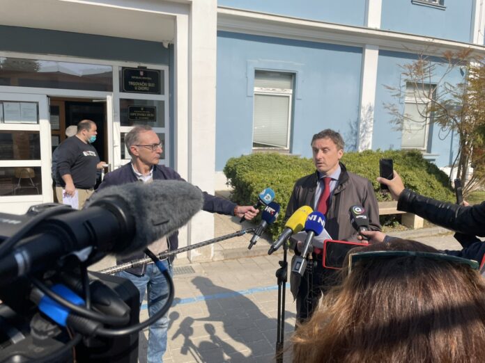 SJEĆATE LI SE MUŠKARACA KOJI SU NAPISALI DA PREMIJERA TREBA GAĐATI TRULIM JAJIMA? Sud ih je oslobodio krivnje