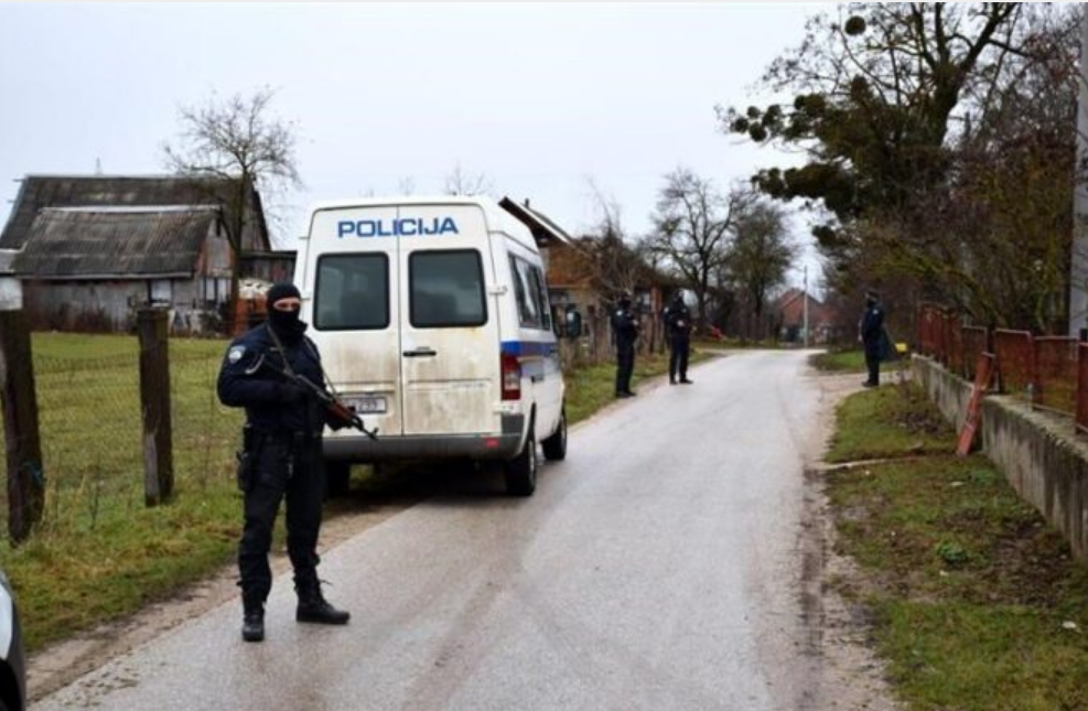 (FOTO) SNIMALI KAKO PRED DJECOM PUCAJU IZ PUŠKE: Do zuba naoružana policija uhitila Ličane