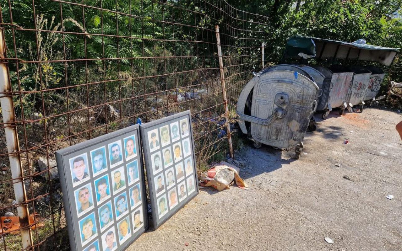 Mostar: Pokraj kontejnera za smeće pronađen pano s fotografijama poginulih pripadnika MUP-a HR HB