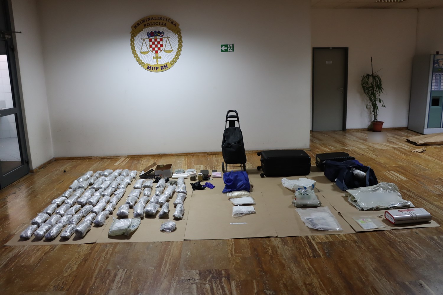 Policija razbila lanac preprodaje droge u Zagrebu: Trojac skrivao narkotike u stanovima i automobilu