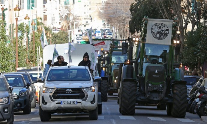 MACRON POKLEKNUO ZBOG PROSVJEDA SELJAKA Macron  traži da EU regulira uvoz iz Ukrajine