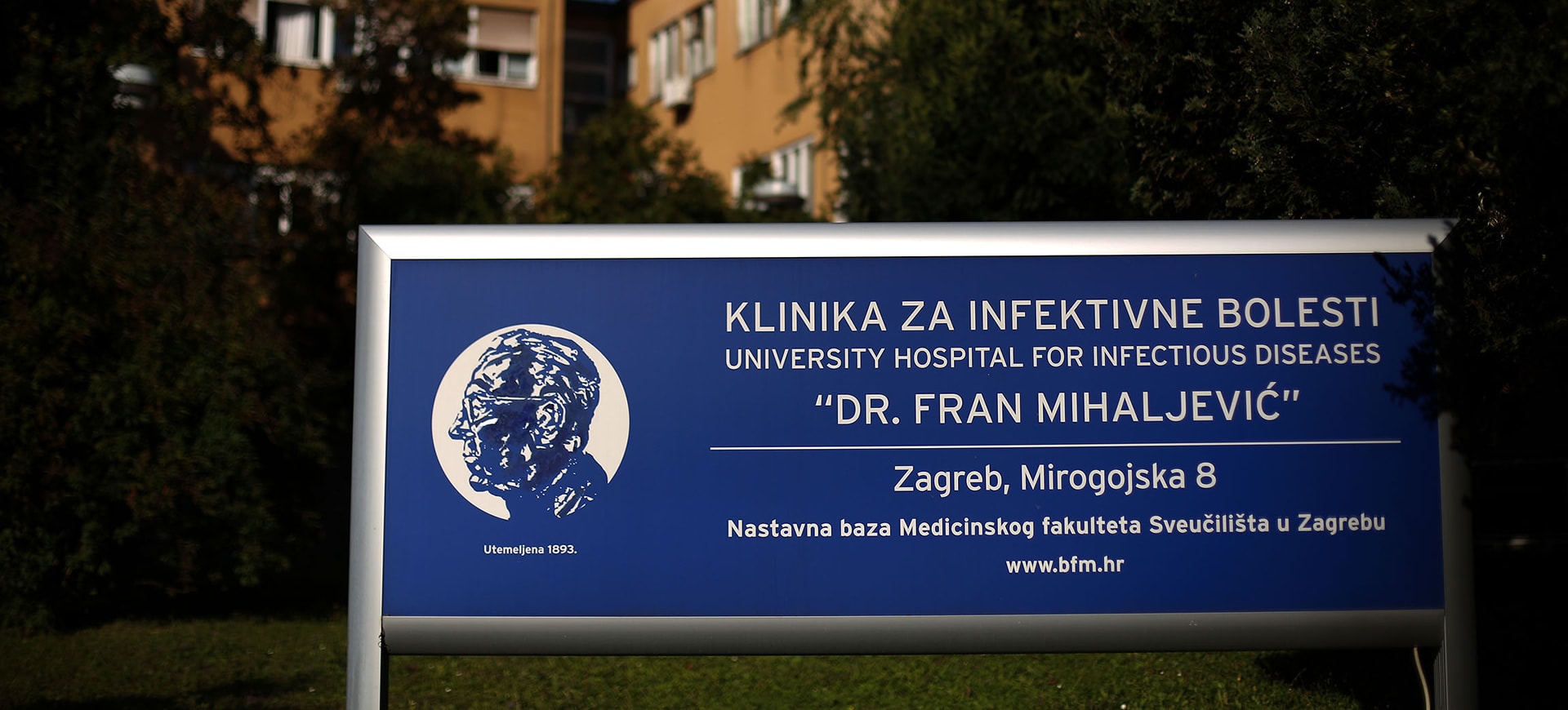 Zašto  ravnateljica Klinike ‘Dr. Fran Mihaljević‘ Alemka Markotić šuti o smrti djeteta? Utvrđuje se je li preminula beba reanimirana na parkingu Zarazne bolnice u Zagrebu