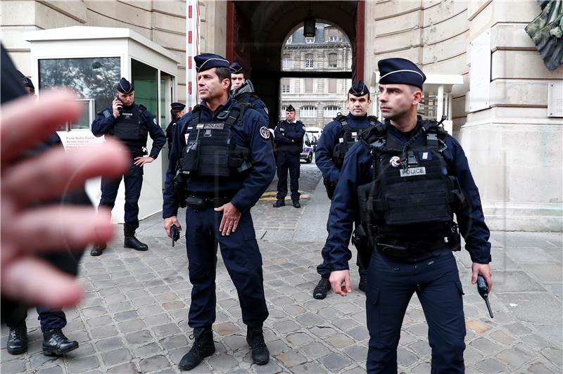 FRANCUSKA: TUNIŽANIN uletio u policijsku stanicu uz “Allahu akbar” i zaklao policajku