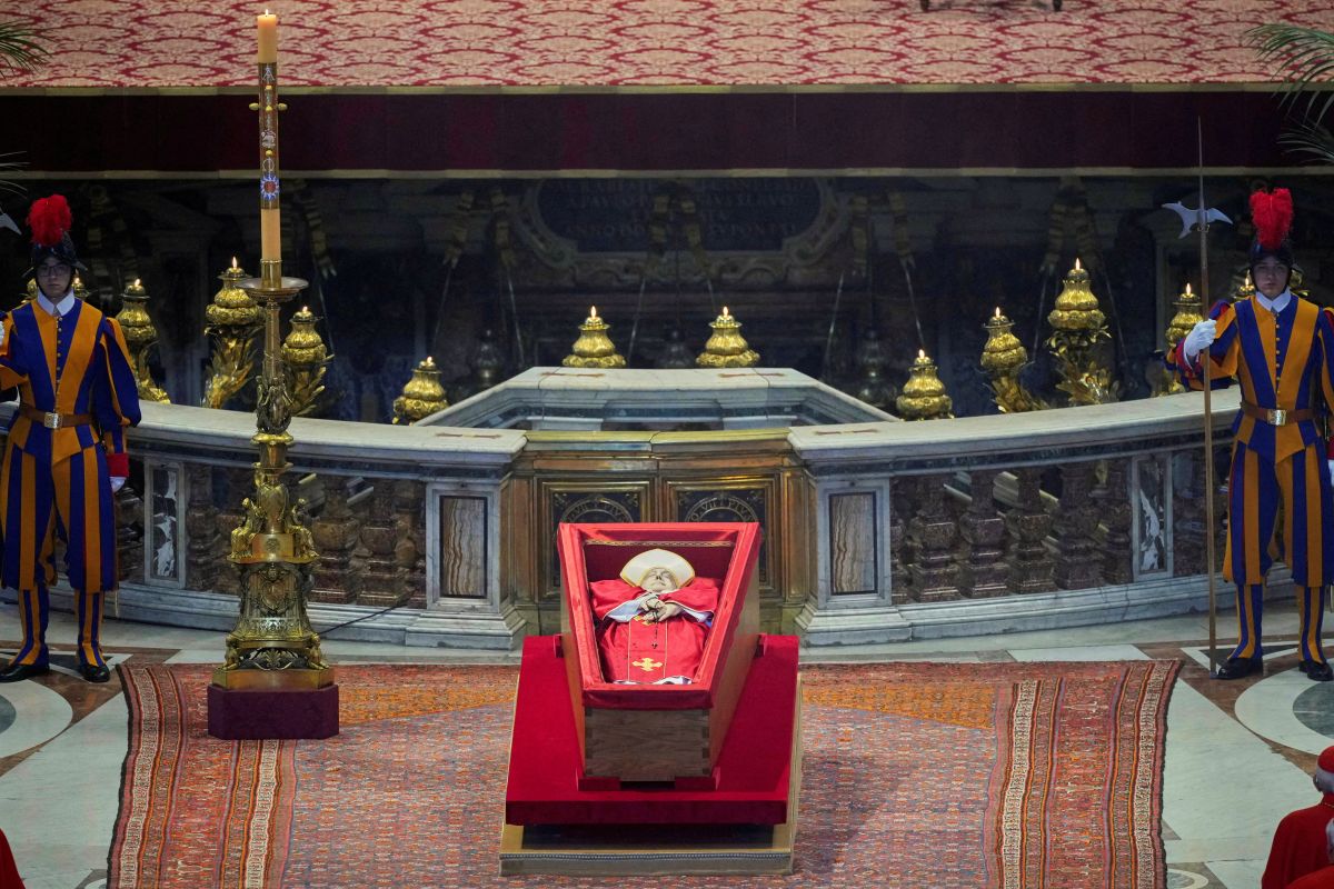 U Vatikanu se danas očekuju deseci tisuća vjernika koji žele vidjeti tijelo pape Franje