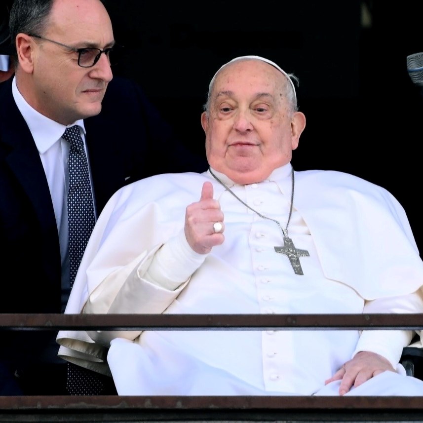 Papa Franjo izašao iz bolnice, pozdravilo ga je oko tri tisuće ljudi na trgu ispred bolnice Gemelli