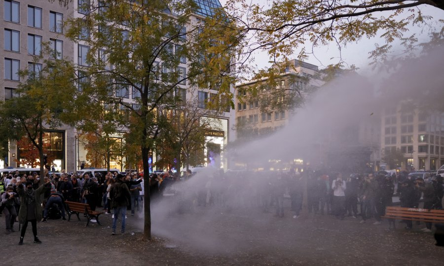 [FOTO] Demonstranti blokirali središte Frankfurta i nasrnuli na policiju; rastjeruju ih s vodenim topovima