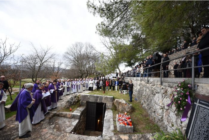 Mnoštvo ljudi u molitvi na mjestu ubojstva 1945.: Iz krvi fratara nicao je novi Široki Brijeg