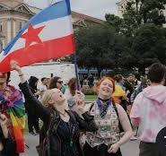 “Za FreeDOM spremni”? – Kad petokraka paradira u kožnim hlačama