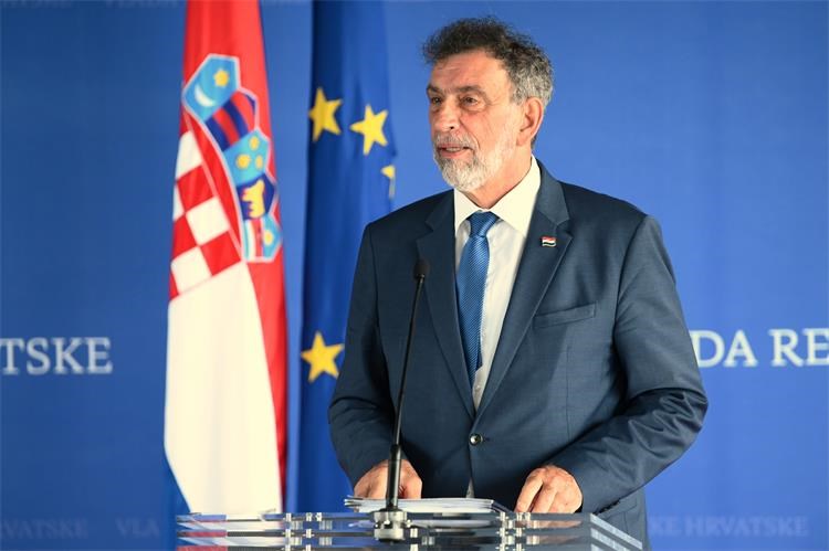 Hrvatski suverenisti traže od ministra Fuchsa da se ispriča pritvorenom nastavniku