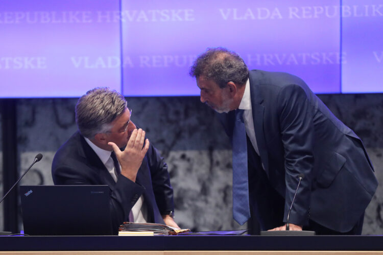 Sindikalist: Gospodo iz Vlade, odlukom o dizanju plaća tjerate učitelje dalje od škola