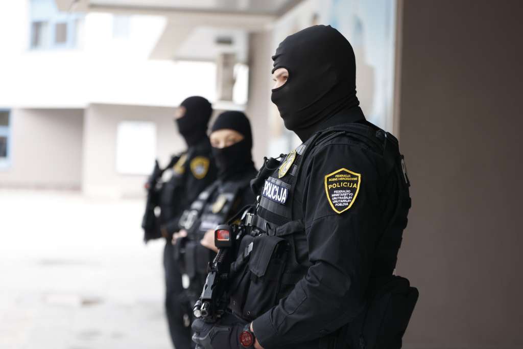 Uhićen sin hrvatskog trgovca oružjem: Federalna policija upala u Vitezit