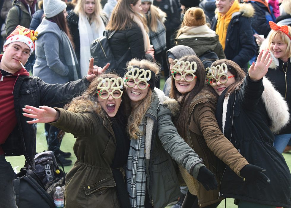 FOTO, VIDEO: FUŽINE PO DVADESETI PUT ISPRATILE STARU GODINU U PODNE Tisuće ljudi već dočekalo 2020. uz velike količine kuhanog vina i kobasica